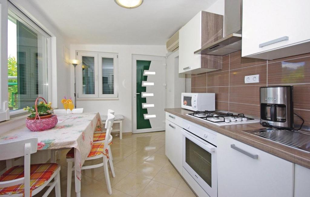 Holiday Home Zezevica - Heated Pool Sestanovac Ngoại thất bức ảnh